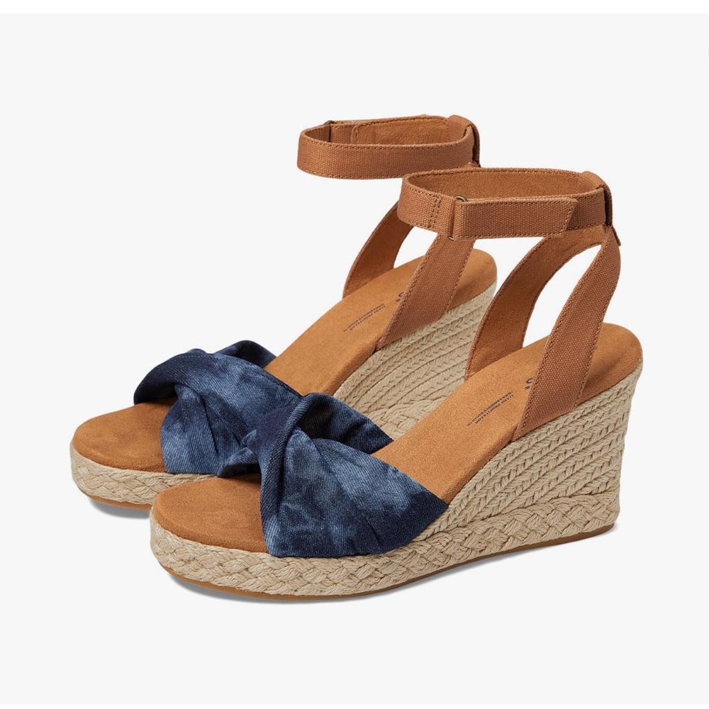 New in box 8.5 Tom’s Marisela navy washed denim/canvas wedge. CUTE! 💙 - Picture 2 of 5